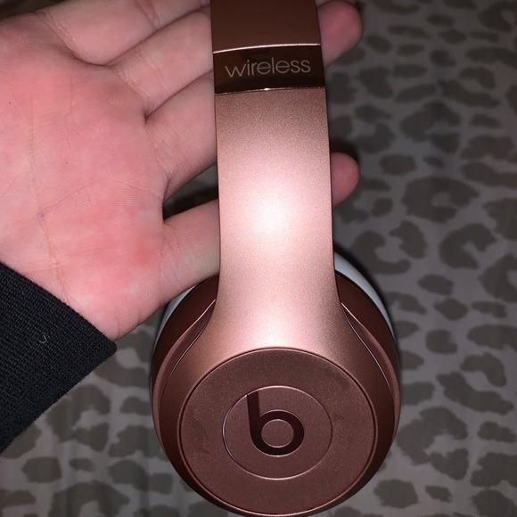 Apple Rosegold Beats Solo3 Wireless Headphones - Picture 4 of 16